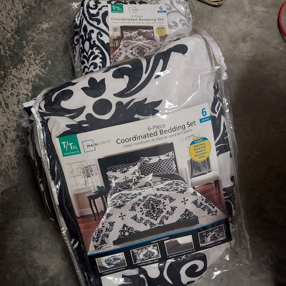 Twin comforter set - Picture 1 of 3